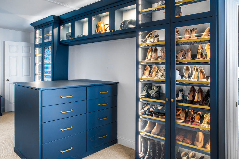 Imagen de armario y vestidor unisex tradicional renovado grande con a medida, armarios con paneles lisos, puertas de armario azules, moqueta y suelo beige