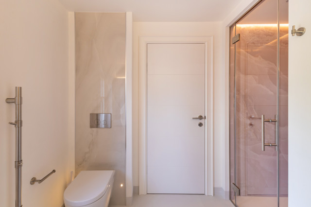 Teenage girl bathroom design in pink bathroom