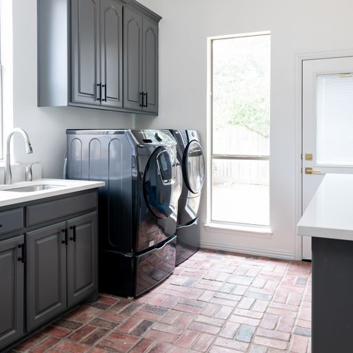 Klassischer Hauswirtschaftsraum mit Unterbauwaschbecken, weißer Wandfarbe, Backsteinboden, Waschmaschine und Trockner nebeneinander, buntem Boden und weißer Arbeitsplatte in Dallas