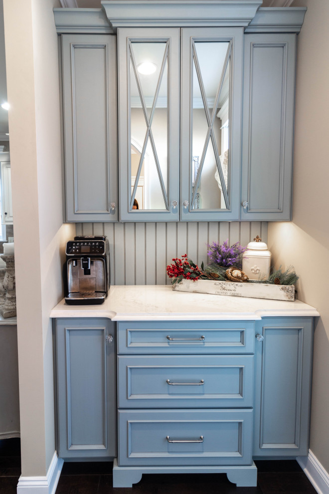 Exempel på ett mellanstort shabby chic-inspirerat vit linjärt vitt kök med öppen planlösning, med luckor med infälld panel, blå skåp, bänkskiva i kvarts, blått stänkskydd, stänkskydd i trä, mörkt trägolv, en köksö och brunt golv