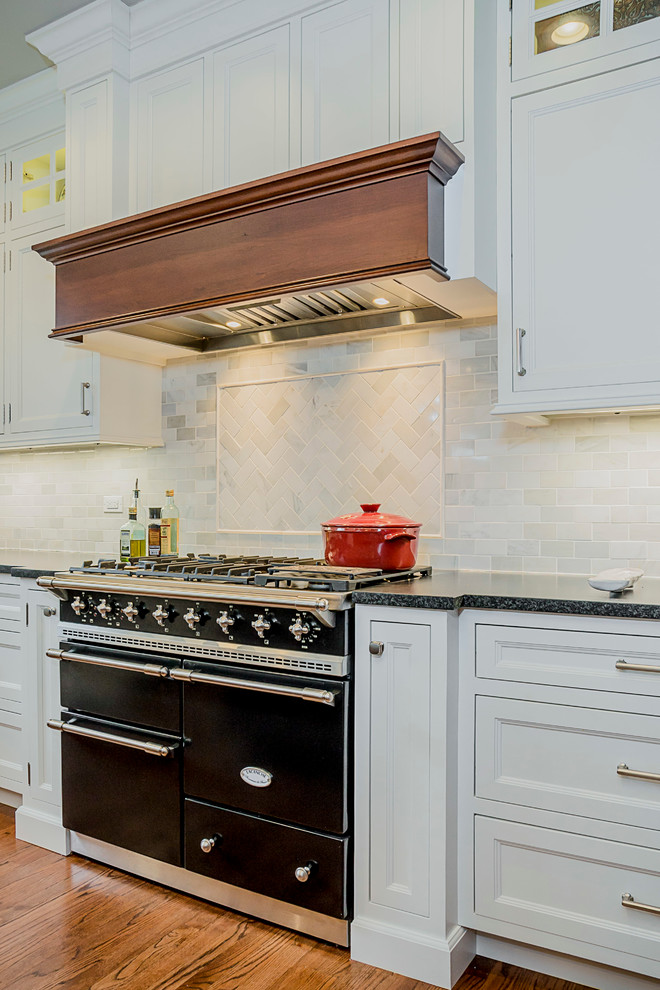 Inspiration for a transitional kitchen remodel in Chicago