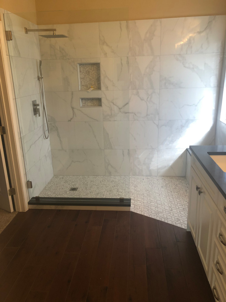 На фото: ванная комната в стиле неоклассика (современная классика) с душем без бортиков и полом из керамогранита