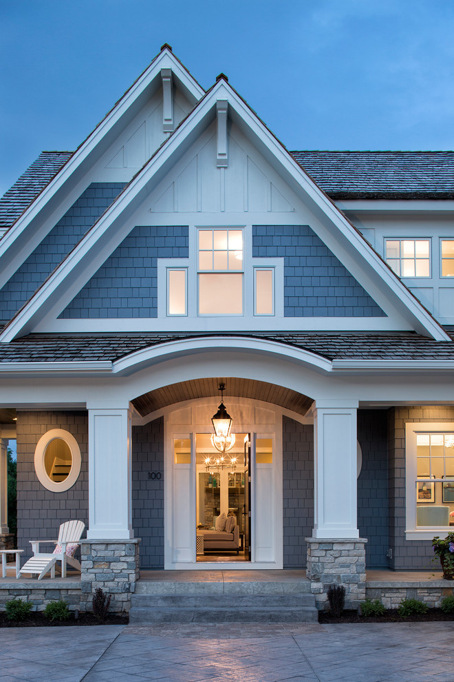 Inspiration pour une très grande façade de maison bleue traditionnelle en panneau de béton fibré à un étage avec un toit à deux pans.