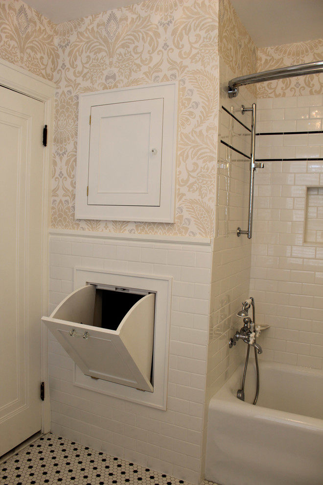 Example of a classic bathroom design in Raleigh