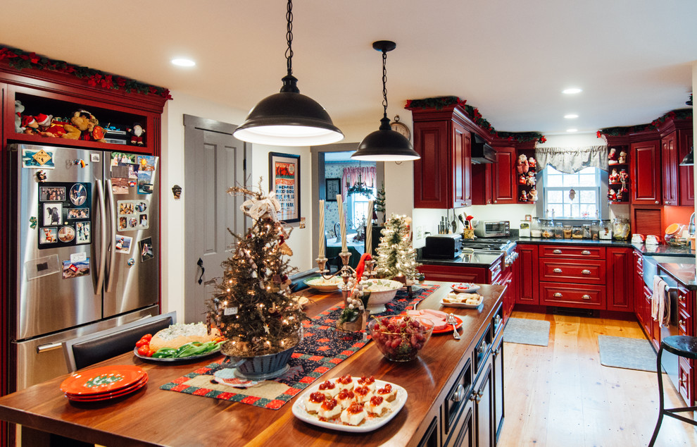 Kitchen - traditional kitchen idea in Boston
