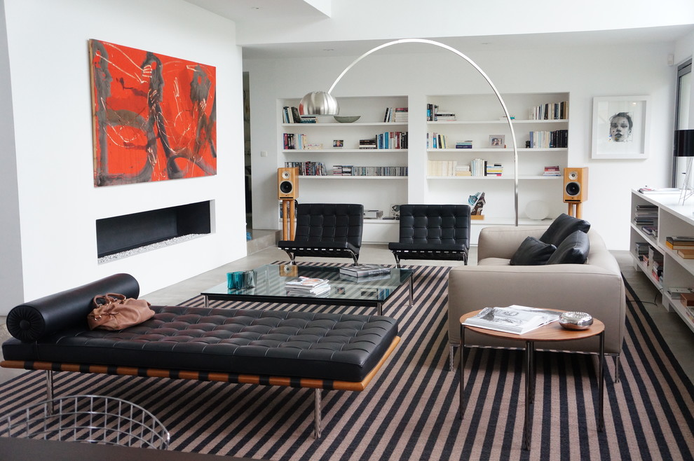 Exemple d'un grand salon tendance ouvert avec un mur blanc, une cheminée ribbon, une bibliothèque ou un coin lecture et aucun téléviseur.