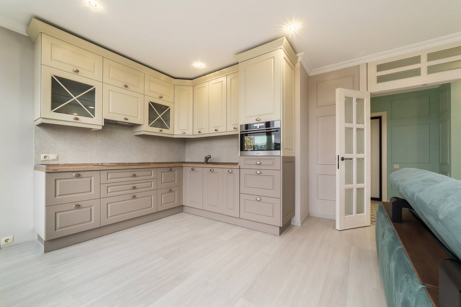 Двух-комнатная квартира в ЖК Раз Два Три (Сочи) в мятных тонах