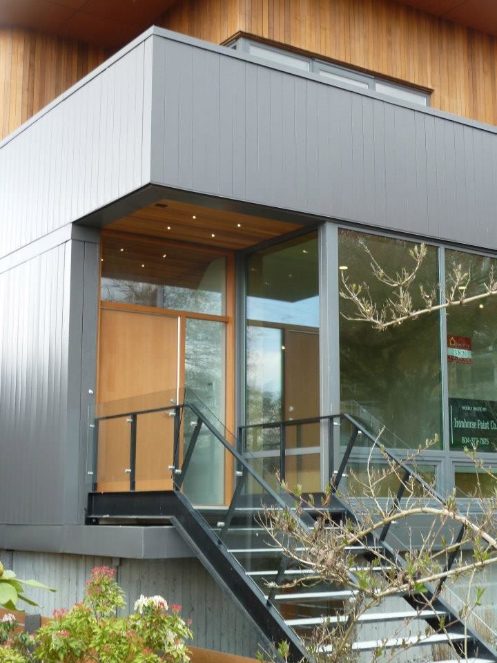 Inspiration for a modern verandah in Vancouver.