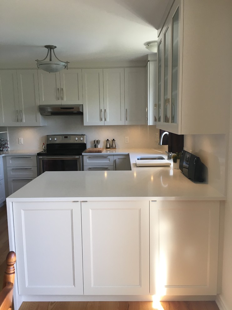 Example of a transitional kitchen design in Montreal