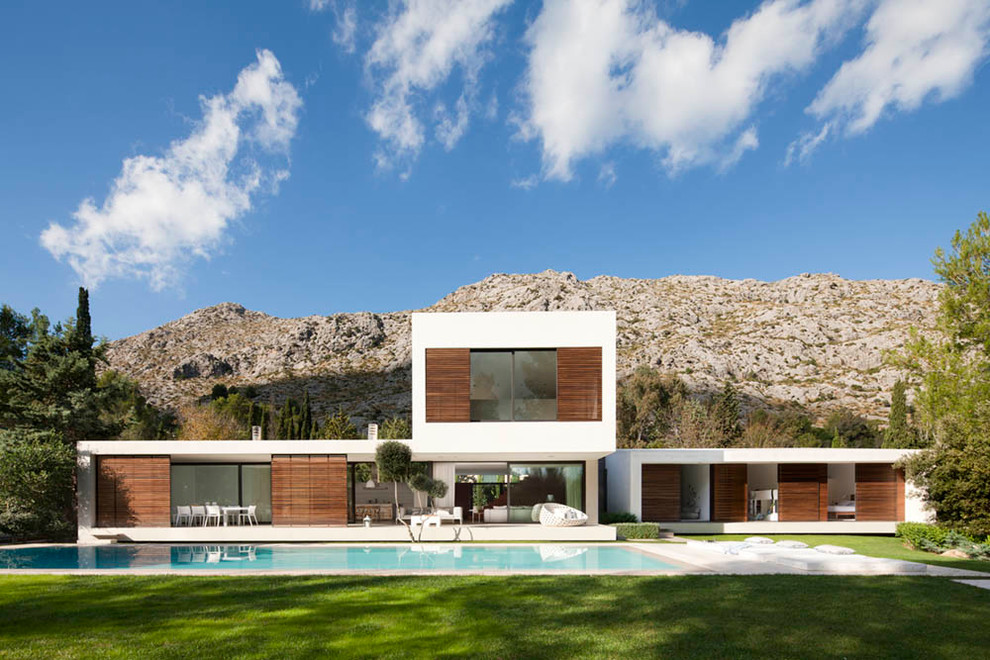Mid-sized contemporary two-storey white exterior in Palma de Mallorca with a flat roof and mixed siding.