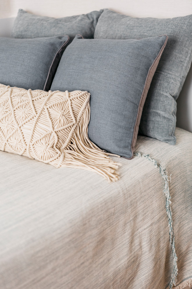 Ejemplo de dormitorio infantil de 4 a 10 años nórdico de tamaño medio con paredes beige, suelo de madera en tonos medios y papel pintado