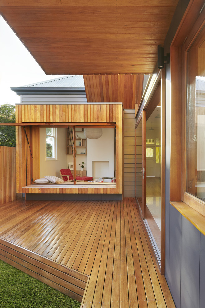 Design ideas for a mid-sized contemporary backyard deck in Melbourne.