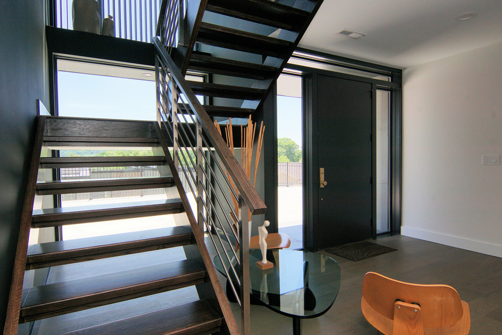 Photo of a mid-sized modern staircase in Cincinnati.