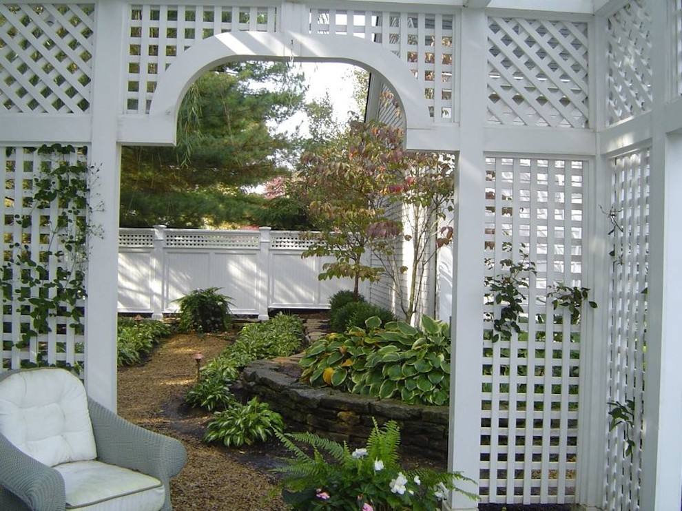 Design ideas for a mid-sized transitional full sun backyard stone landscaping in Cincinnati for spring.