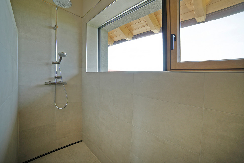 Идея дизайна: детская ванная комната среднего размера в современном стиле с душем без бортиков, серой плиткой, керамической плиткой, полом из керамической плитки, врезной раковиной, столешницей из искусственного камня, серым полом, открытым душем и белой столешницей