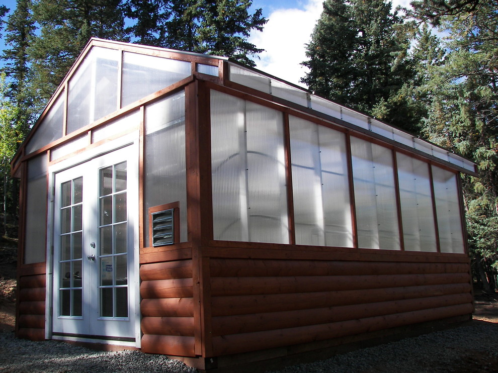 This is an example of a transitional detached greenhouse in Atlanta.