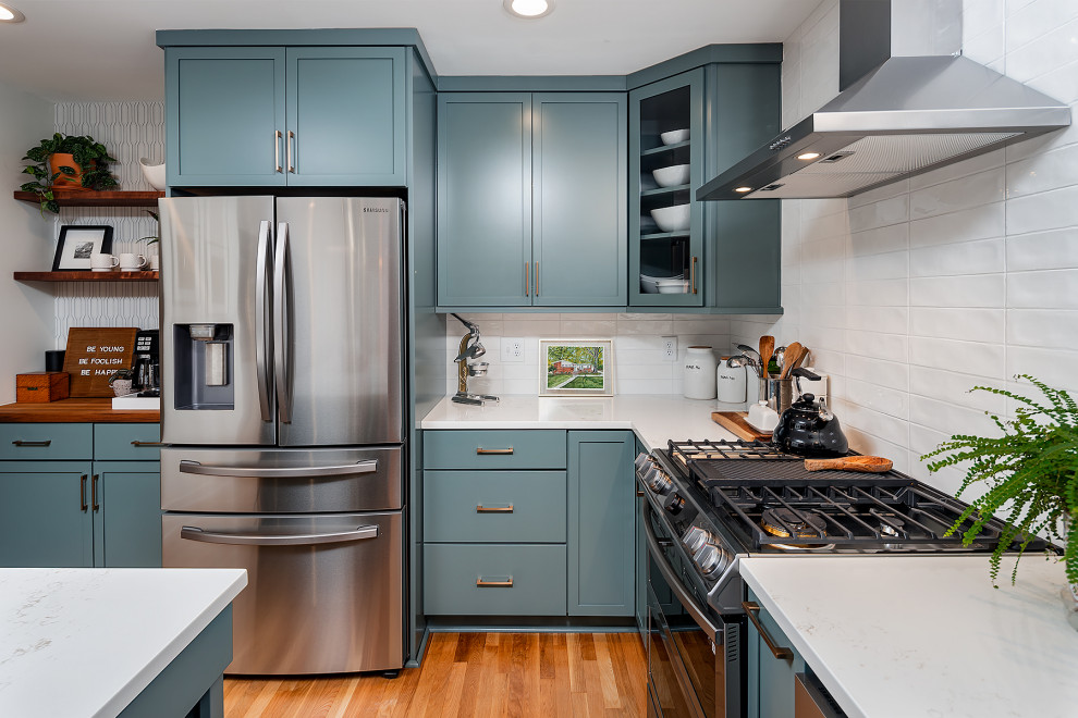 Large midcentury l-shaped eat-in kitchen in Charlotte with an undermount sink, shaker cabinets, turquoise cabinets, marble benchtops, white splashback, stainless steel appliances and with island.