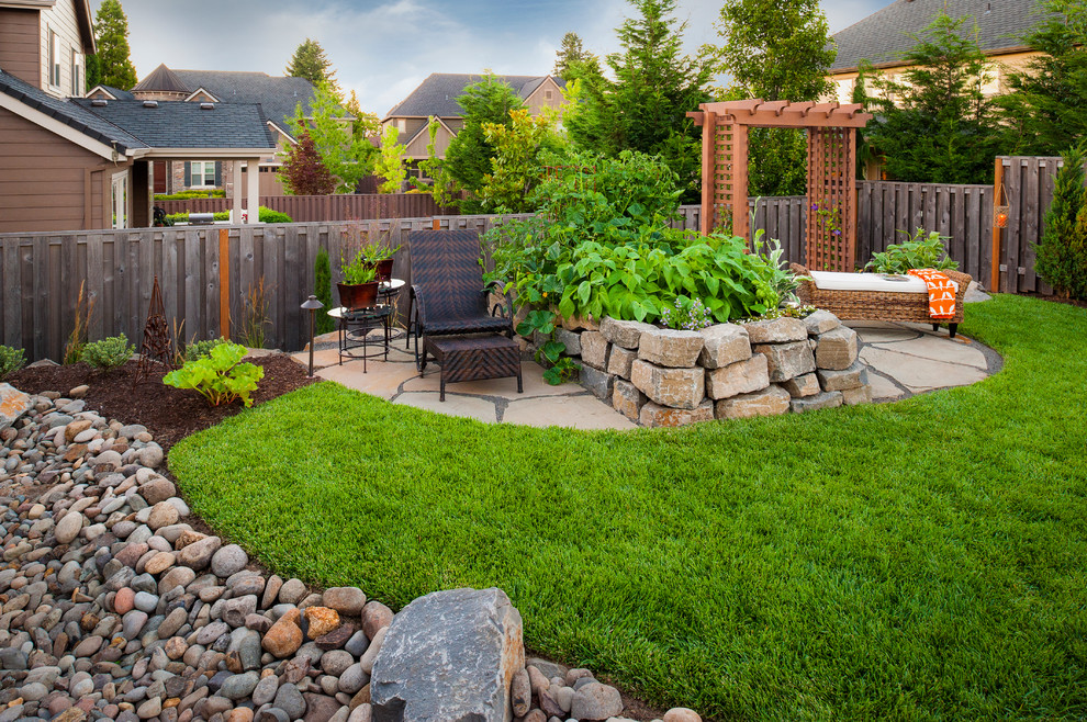 Photo of a traditional landscaping in Portland.