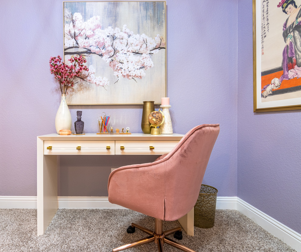 Mittelgroßes Asiatisches Gästezimmer mit lila Wandfarbe, Teppichboden, beigem Boden, gewölbter Decke und Tapetenwänden in Dallas