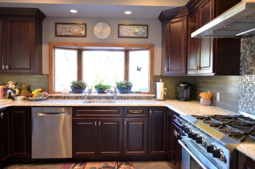 Kitchen - transitional kitchen idea in New York