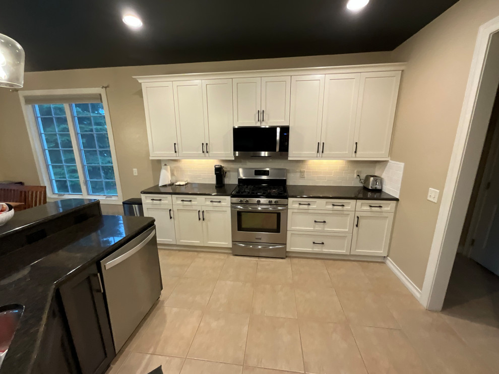 Eat-in kitchen - mid-sized transitional eat-in kitchen idea with shaker cabinets and an island