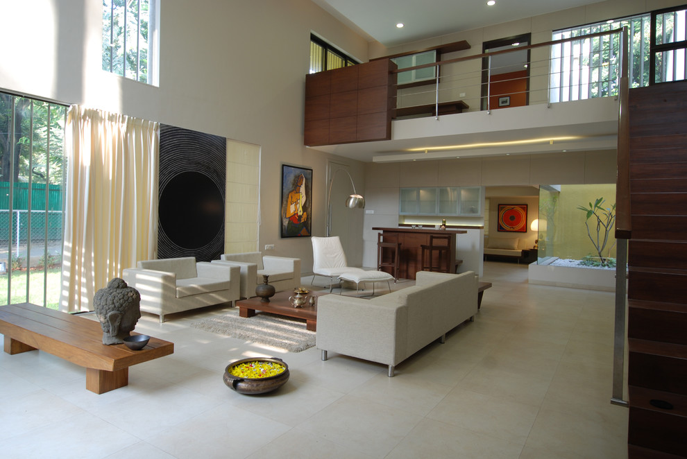 This is an example of a contemporary living room in Pune.