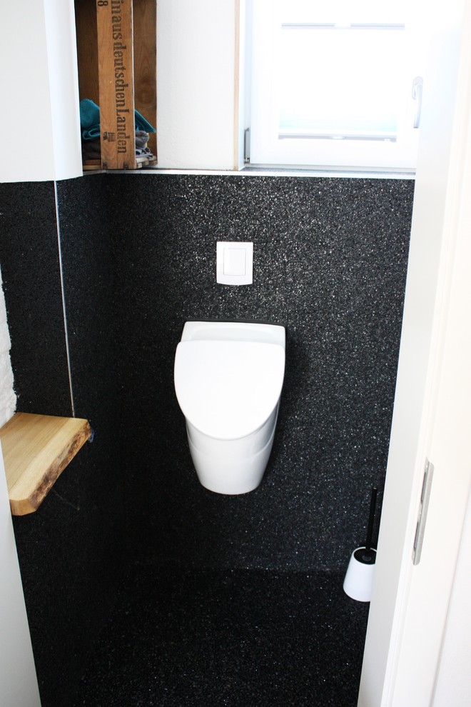 Gästetoilette mit Waschtisch aus Holz, Urinal, weißer Wandfarbe und Marmorboden in Munich