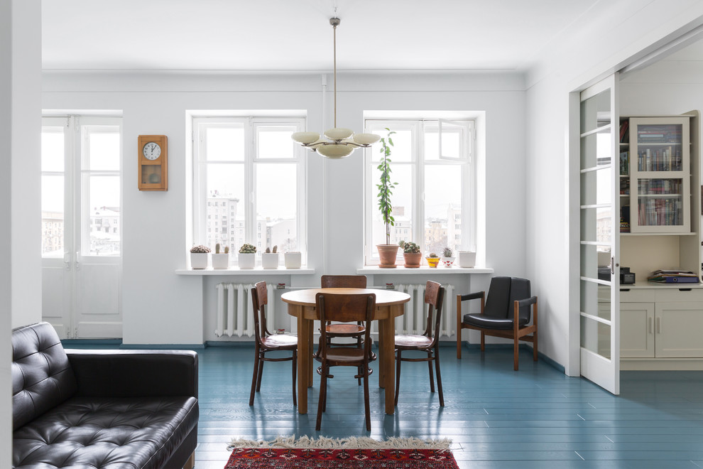 Идея дизайна: гостиная комната в стиле ретро с белыми стенами, деревянным полом и синим полом