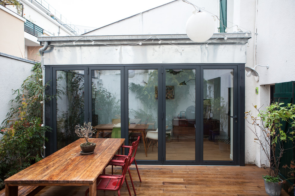 Photo of a contemporary courtyard deck in Paris with a container garden and no cover.