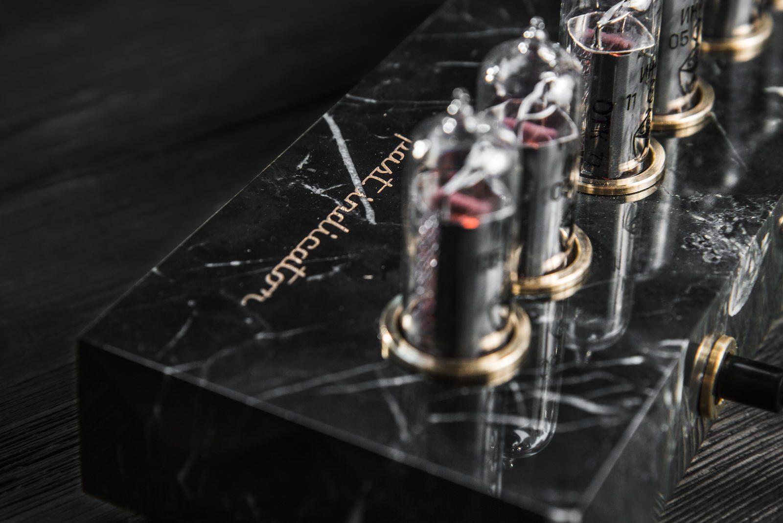 Ламповые часы Сатурн-5 из натурального мрамора