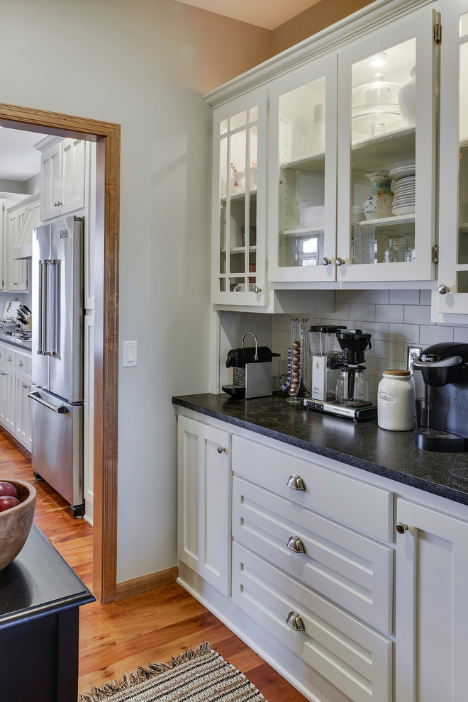 Transitional home design photo in Minneapolis