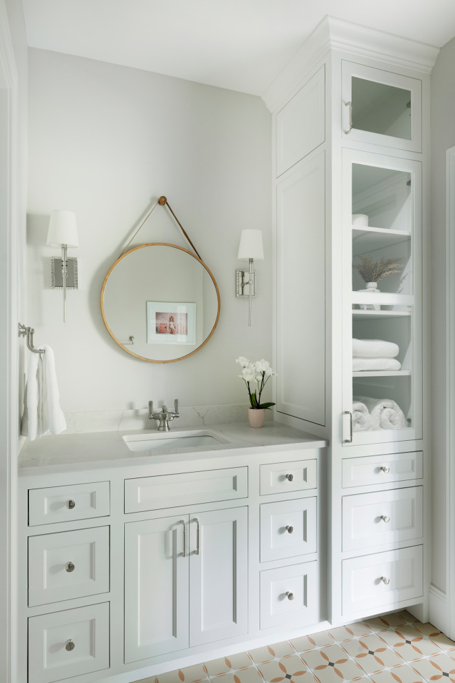 На фото: ванная комната в классическом стиле с фасадами в стиле шейкер, белыми фасадами, белыми стенами, врезной раковиной, разноцветным полом, белой столешницей, тумбой под одну раковину и встроенной тумбой