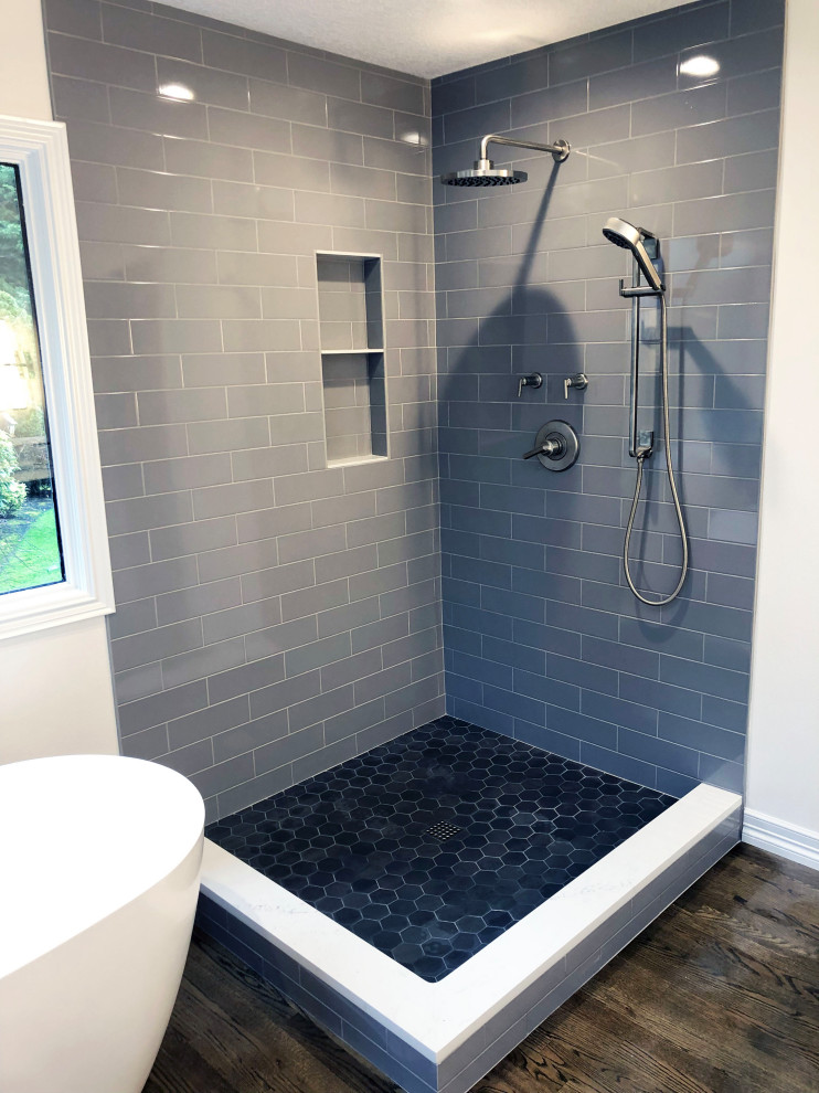 Mid-sized contemporary bathroom in Portland with a corner shower, a one-piece toilet, gray tile, ceramic tile, white walls, dark hardwood floors, brown floor, an open shower and a niche.