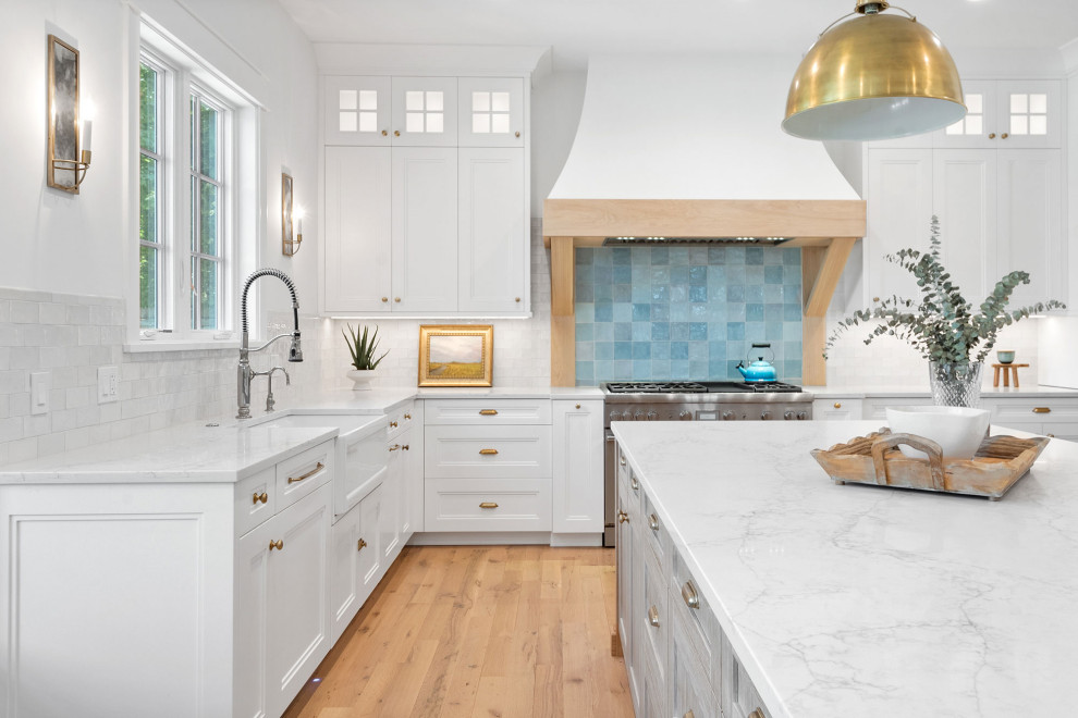 Transitional home design photo in Chicago