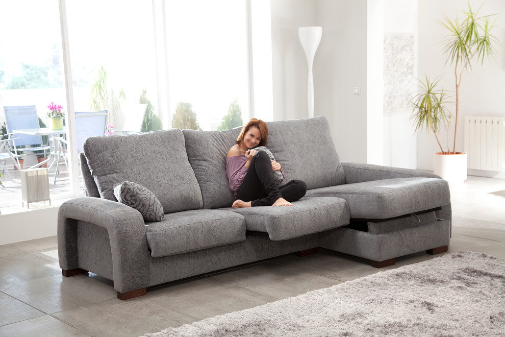 Hugo Fabric Sectional Sofa by Famaliving