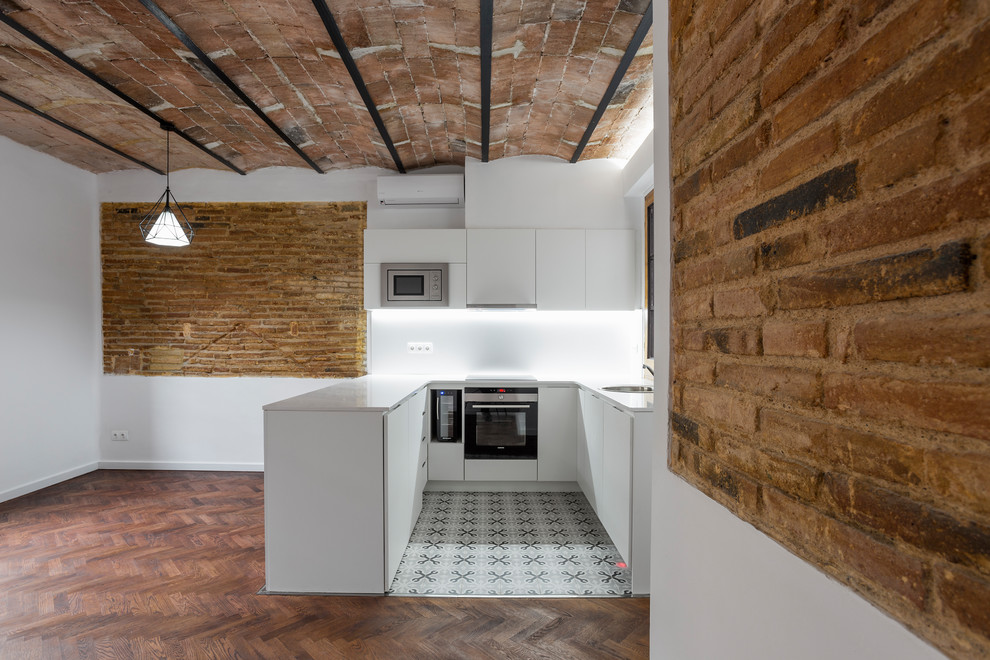 Imagen de cocina mediterránea de tamaño medio con suelo de madera en tonos medios y suelo marrón