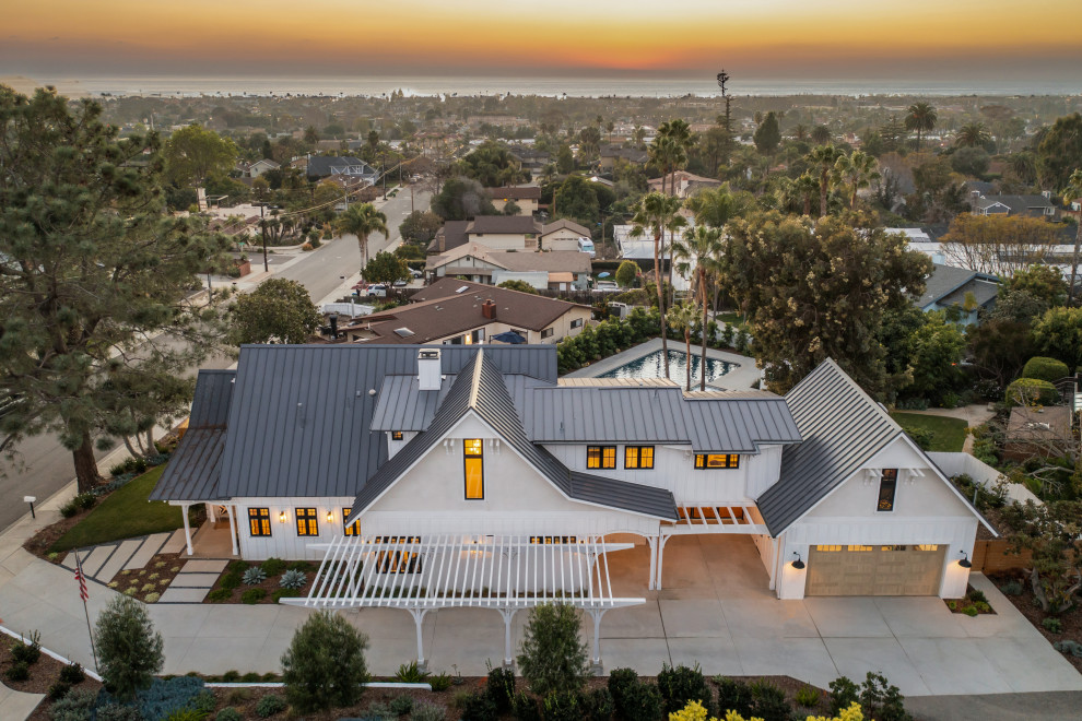 サンディエゴにある高級な中くらいなカントリー風のおしゃれな家の外観 (混合材サイディング、縦張り) の写真