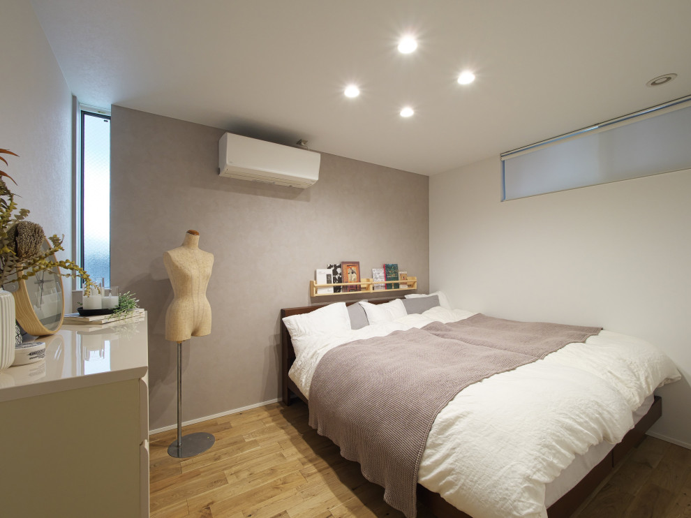 Diseño de dormitorio principal y blanco escandinavo con paredes grises, suelo de madera en tonos medios, papel pintado y papel pintado