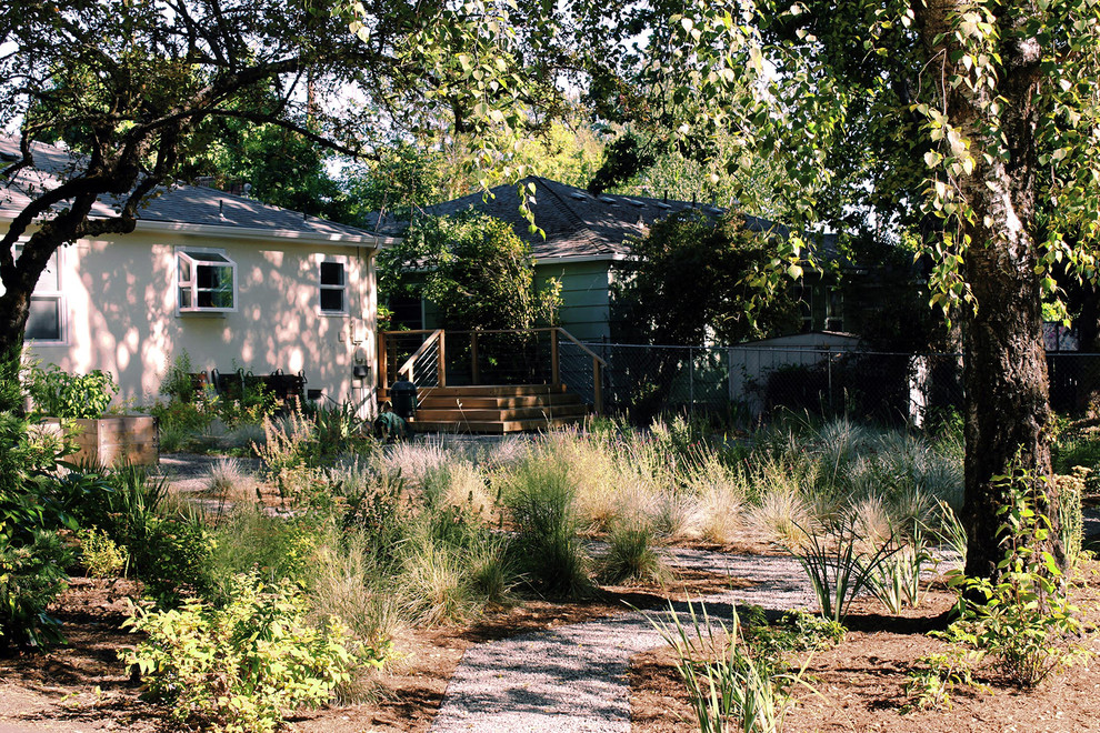 Photo of a small rustic drought-tolerant and partial sun backyard mulch landscaping.