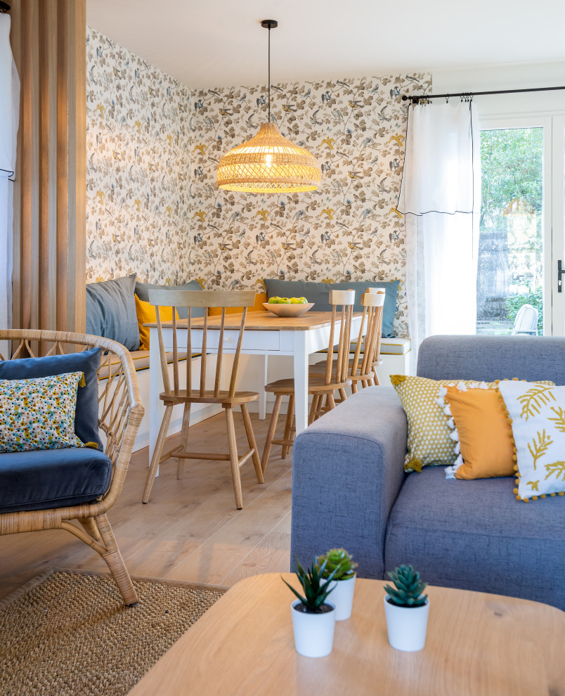 Offenes Shabby-Style Wohnzimmer in Bordeaux