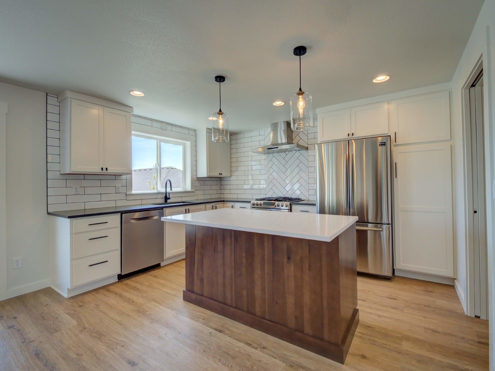 Kitchen - transitional kitchen idea