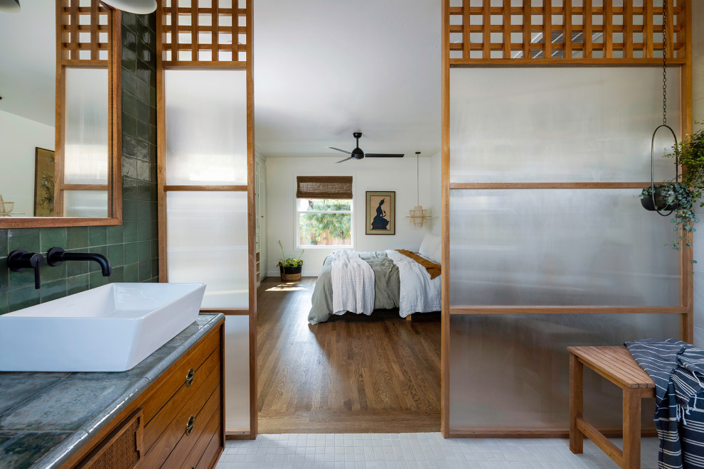 Exempel på ett stort grön grönt en-suite badrum, med möbel-liknande, skåp i mellenmörkt trä, en öppen dusch, flerfärgad kakel, keramikplattor, flerfärgade väggar, mosaikgolv, ett fristående handfat, kaklad bänkskiva, beiget golv och med dusch som är öppen