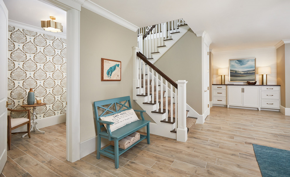 На фото: лестница с деревянными ступенями, ковровыми подступенками и деревянными перилами