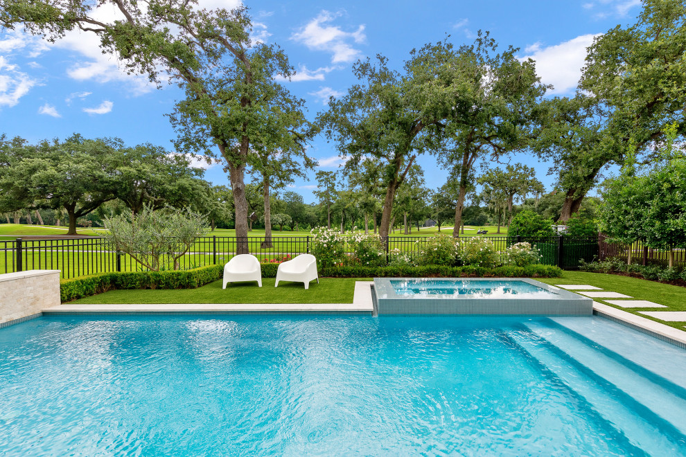 Imagen de piscinas y jacuzzis clásicos renovados de tamaño medio rectangulares en patio trasero con adoquines de piedra natural