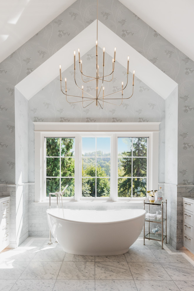 Idéer för ett mycket stort klassiskt vit en-suite badrum, med skåp i shakerstil, ett fristående badkar, en hörndusch, marmorkakel, grå väggar, marmorgolv, ett undermonterad handfat, bänkskiva i kvarts, vitt golv, dusch med gångjärnsdörr, grå kakel och vita skåp