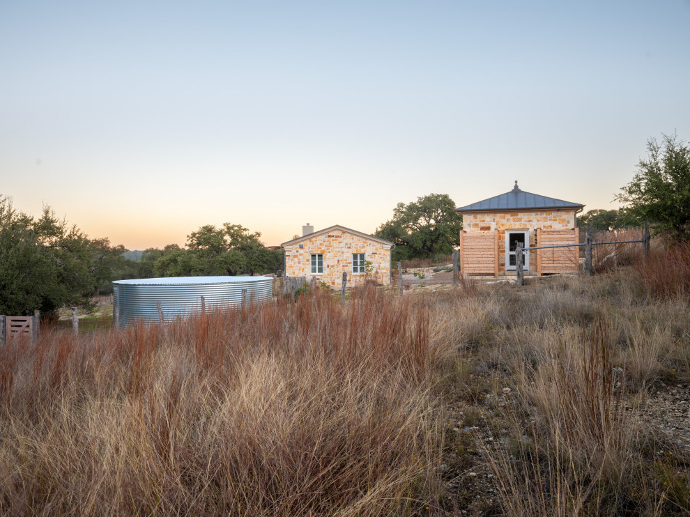 Example of a farmhouse shed design in Austin