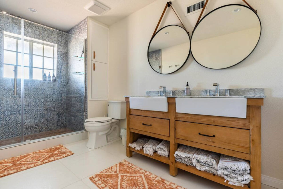 Idées déco pour une grande salle de bain principale scandinave avec un placard à porte shaker, des portes de placard marrons, un plan de toilette en marbre, meuble double vasque, meuble-lavabo sur pied, un espace douche bain, un carrelage gris, mosaïque, un lavabo intégré, une cabine de douche à porte battante, un plan de toilette gris, WC séparés, un mur blanc, un sol en carrelage de porcelaine et un sol blanc.