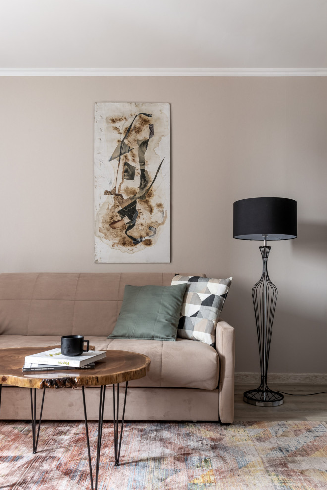 Esempio di un soggiorno contemporaneo con pareti grigie, pavimento in vinile, TV a parete, pavimento grigio, carta da parati e tappeto