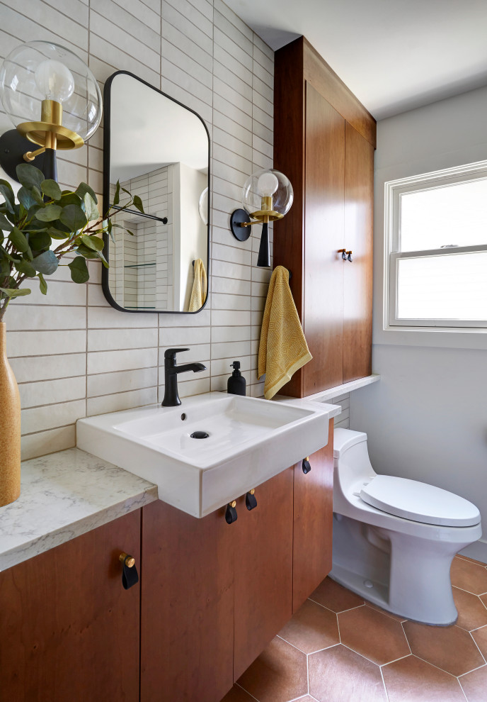 Exempel på ett mellanstort retro vit vitt en-suite badrum, med släta luckor, skåp i mellenmörkt trä, ett badkar i en alkov, en dusch/badkar-kombination, beige kakel, porslinskakel, bänkskiva i kvarts, dusch med duschdraperi, en toalettstol med hel cisternkåpa, vita väggar, klinkergolv i porslin och brunt golv