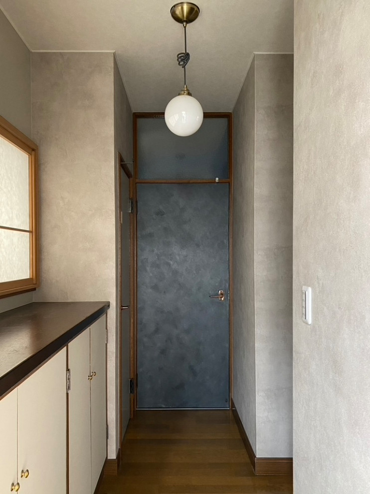 Idée de décoration pour une entrée bohème avec un couloir, un mur gris et du papier peint.